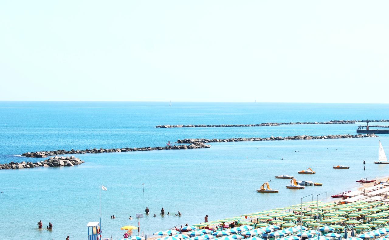 Hotel Augusta Bellaria-Igea Marina Esterno foto